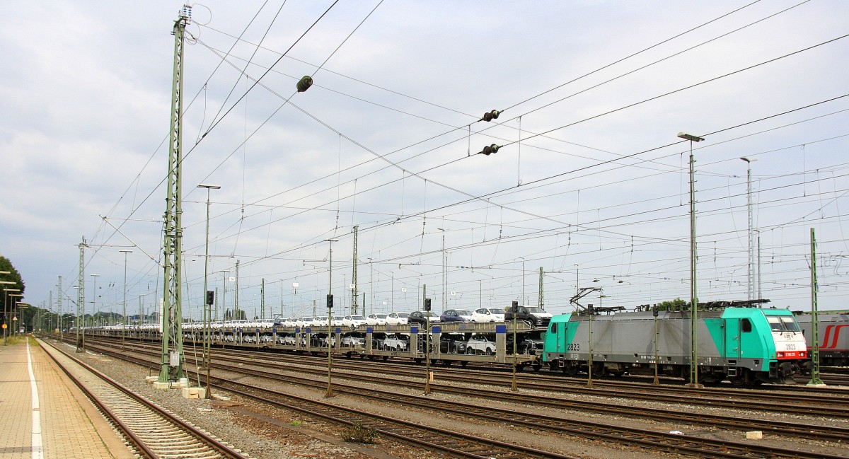 Die Cobra 2823 steht in Aachen-West mit einem langen Autozug aus Gelsenkirchen-Bismarck(D) nach Zeebrugge-Pelikaan(B).
Aufgenommen vom Bahnsteig in Aachen-West bei schönem Sonnenschein am 6.8.2014. 