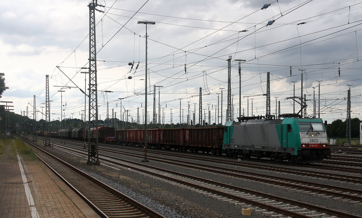 Die Cobra 2823  steht einem Güterzug aus Antwerpen-Noord(B) nach Köln-Gremberg. Aufgenommen vom Bahnsteig in Aachen-West. 
Bei Wolken am Nachmittag vom 29.6.2017.