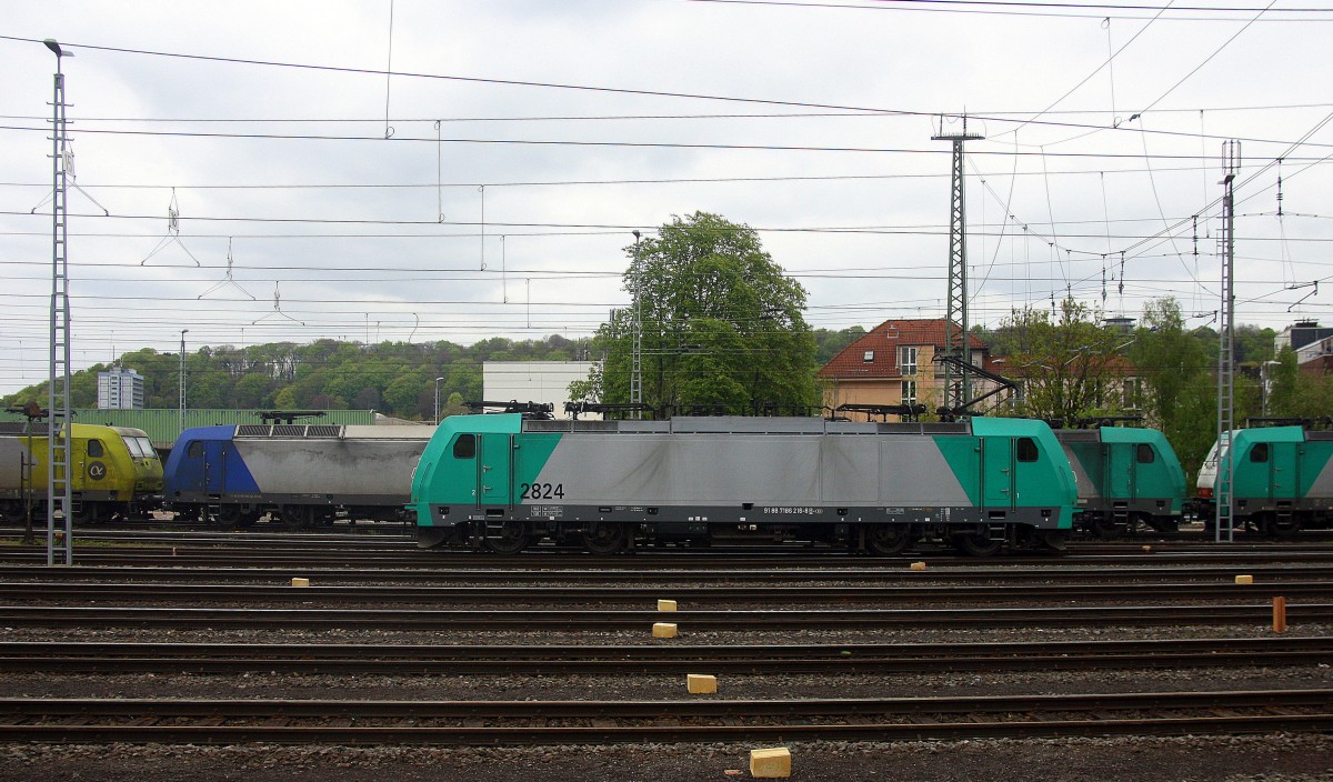 Die Cobra 2824  fährt als Lokzug von Aachen-West nach Montzen/Belgien. Aufgenommen vom Bahnsteig in Aachen-West bei Sonne und Regenwolken am Nachmittag vom 27.4.2015.