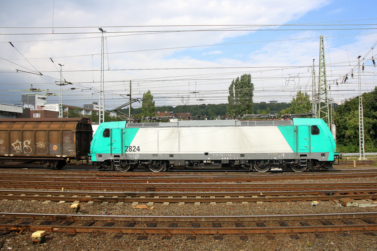Die Cobra 2824 fährt mit einem  Aluminiumzug aus Nievenheim(D) nach Dollands-Moor(GB)  und am Zugende ist die 185 151-8 DB schieb als Schubhilfe von Aachen-West zum Gemmenicher-Tunnel bei der Ausfahrt in Aachen-West. Aufgenommen vom Bahnsteig in Aachen-West.
Bei Sonne und Regenwolken am Nachmittag vom 4.9.2015.