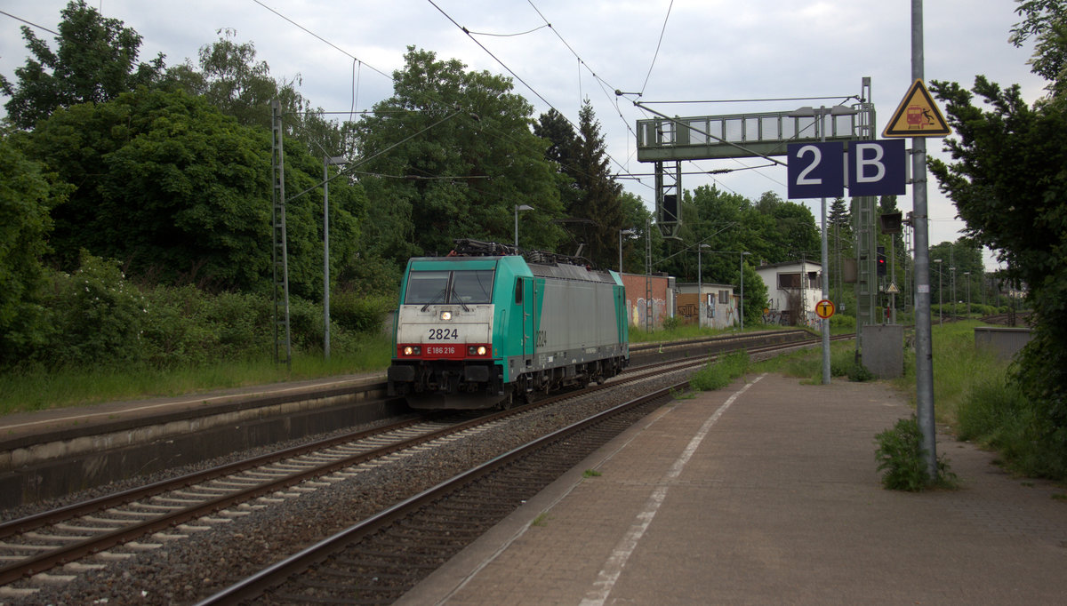 Die Cobra 2824 kommt als Lokzug aus Köln-Gremberg(D) nach Venlo(NL) und kommt aus Richtung Köln,Grevenbroich und fährt durch Rheydt-Hbf in Richtung Mönchengladbach-Hbf.
Aufgenommen vom Bahnsteig 2 in Rheydt-Hbf. 
Am führen Freitagabend vom 11.5.2018. 