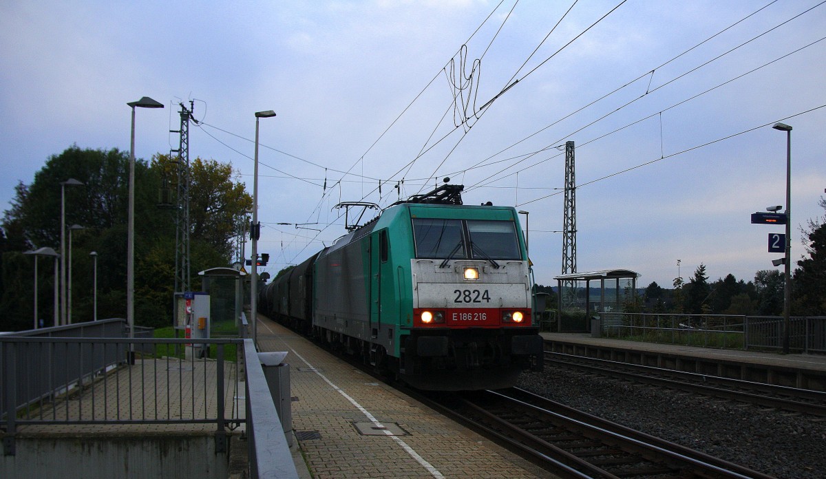 Die Cobra 2824 kommt als Umleiter aus Richtung Aachen-West mit einem Kurzen gemischten Güterzug aus Antwerpen-Noord(B) nach Köln-Gremberg und fährt in Richtung Herzogenrath,Neuss. Aufgenommen bei der Durchfahrt in Kohlscheid in der Abendstimung am Abend vom 10.10.2014.