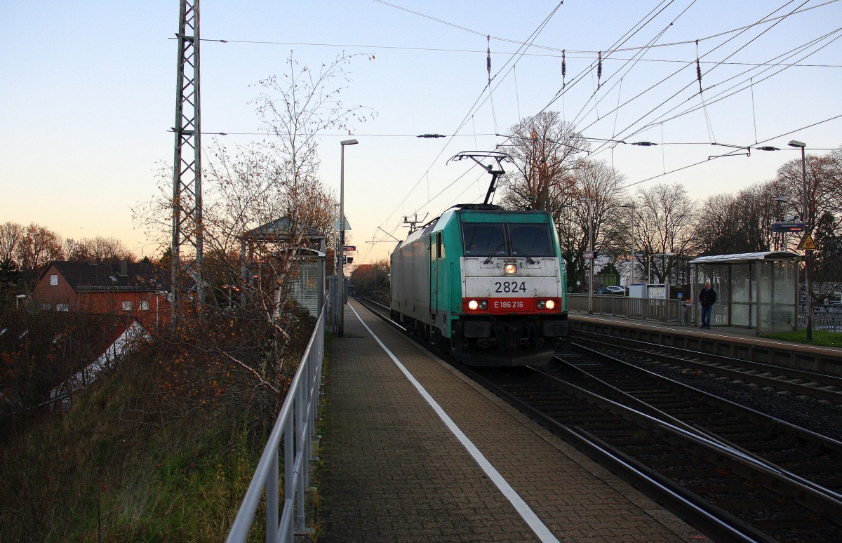 Die Cobra 2824  kommt als Lokzug die Kohlscheider-Rampe hoch aus Richtung Neuss und fährt in Richtung Aachen-West und fährt durch Kohlscheid in Richtung Richterich,Laurensberg,Aachen-West. 
Bei schönem Sonnenschein am Morgen vom 8.12.2015.