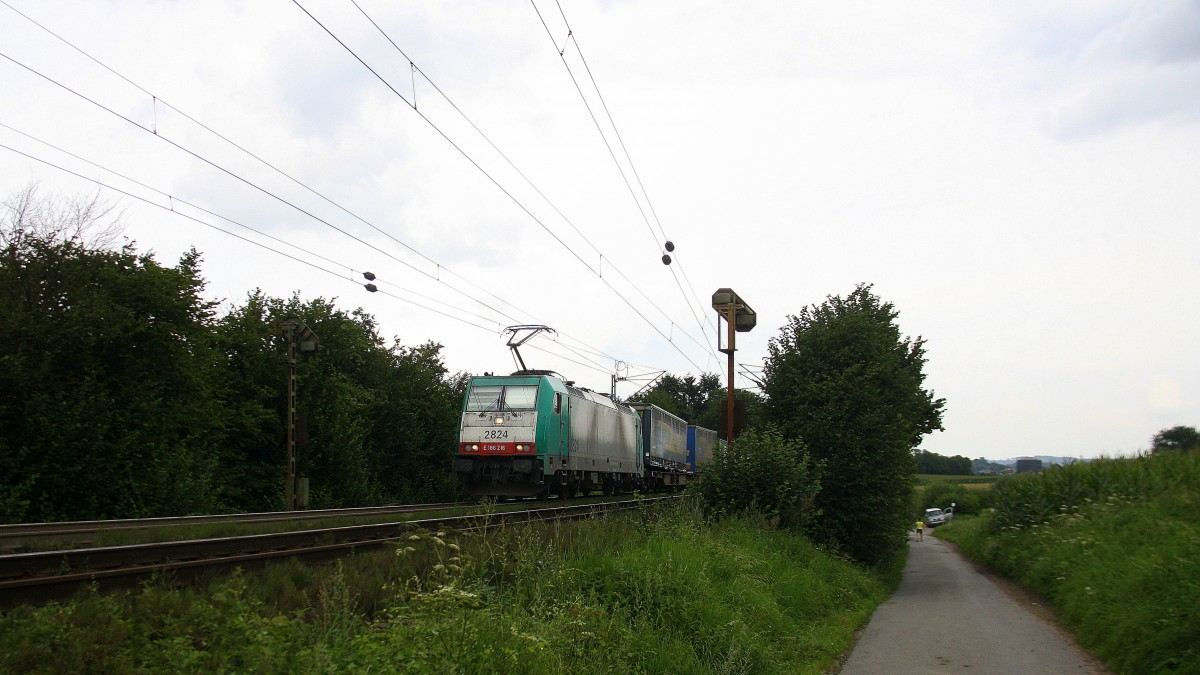 Die Cobra 2824  kommt aus Richtung Aachen-West und fährt die Gemmenicher-Rampe hochgefahren mit einem langen Containerzug aus Verona(I) nach Antwerpen-Noord(B) und fährt in Richtung Montzen/Belgien. 
Aufgenommen an der Montzenroute am Gemmenicher-Weg bei Sonne und Gewitterwolken am Nachmittag vom 3.8.2014. 