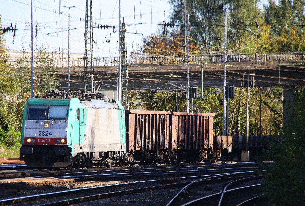 Die Cobra 2824 kommt aus Richtung Montzen/Belgien mit einem langen gemischten Güterzug aus Antwerpen-Noord(B) nach Köln-Gremberg und fährt in Aachen-West ein.
Aufgenommen vom Bahnsteig in Aachen-West  bei schönem Herbstwetter am Nachmittag vom 18.10.2014.