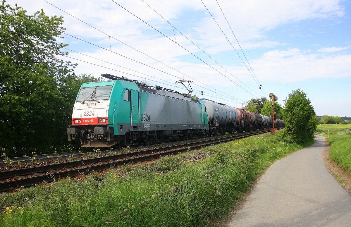 Die Cobra 2824 kommt aus Richtung Aachen-West und fährt die Gemmenicher-Rampe hochgefahren mit einem langen Kesselzug aus Stuttgart-Hafen(D) nach Antwerpen-Petrol(B).
und fährt in Richtung Montzen/Belgien. 
Aufgenommen an der Montzenroute am Gemmenicher-Weg. 
Bei schönem Frühlingswetter am Nachmittag vom 13.5.2015.