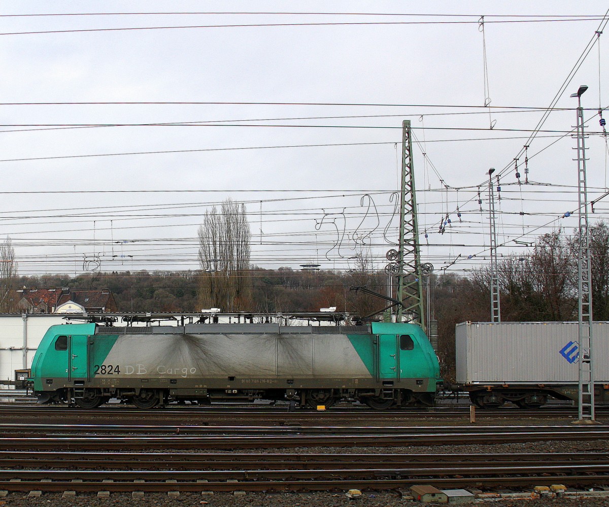 Die Cobra 2824 kommt aus Richtung Montzen(B) mit einem Containerzug aus Novara(I) nach Genk-Zuid Haven(B) und fährt in Aachen-West ein.
Aufgenommen vom Bahnsteig in Aachen-West.
Bei Sonne und Wolken am Kalten Nachmittag vom 4.3.2016.