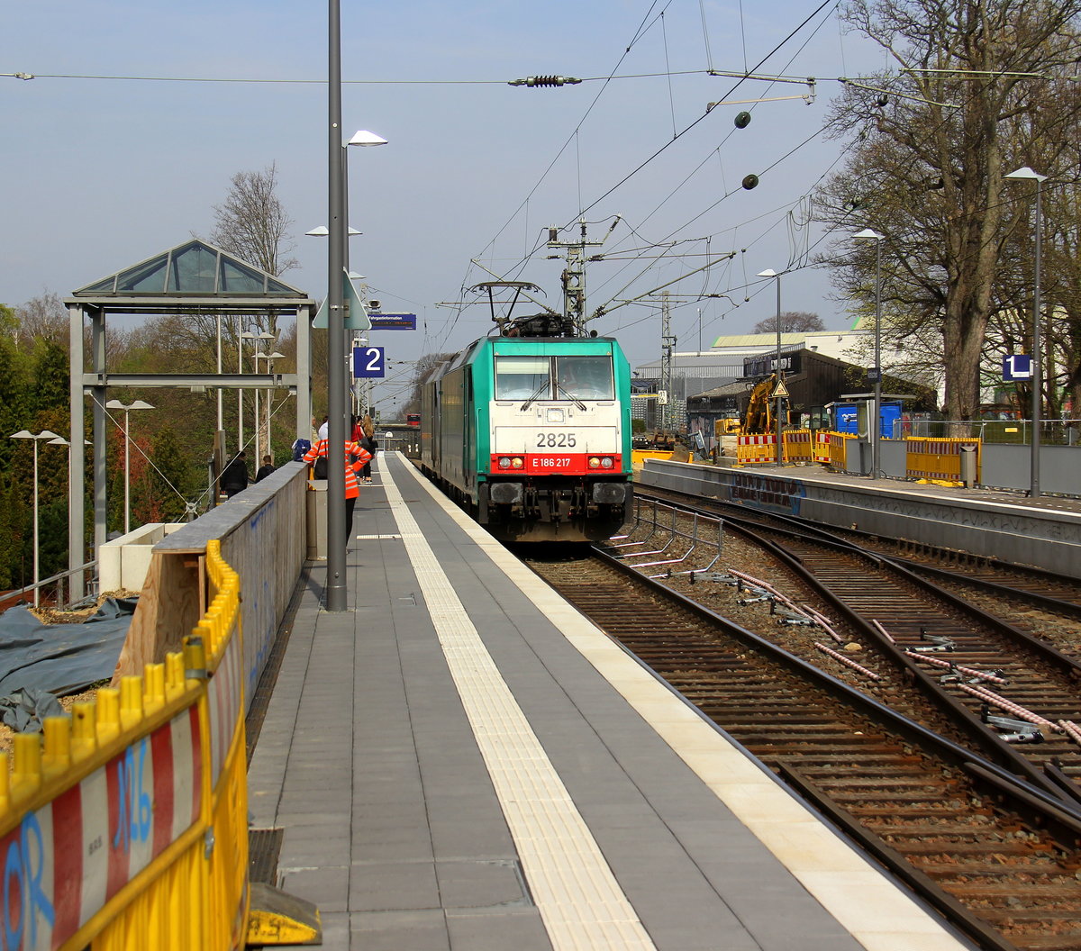 Die Cobra 2825 und 186 453-7 von Lineas/Railpool kommen als Lokzug aus Köln-Grmeberg(D) nach Antwerpen-Noord(B) und fuhren als Umleiter durch Kohlscheid aus Richtung Herzogenrath und fuhren die Kohlscheider-Rampe hoch nach Aachen-West.
Aufgenommen von Bahnsteig 2 in Kohlscheid. 
Bei schönem Frühlingswetter am Nachmittag vom 6.4.2019.
