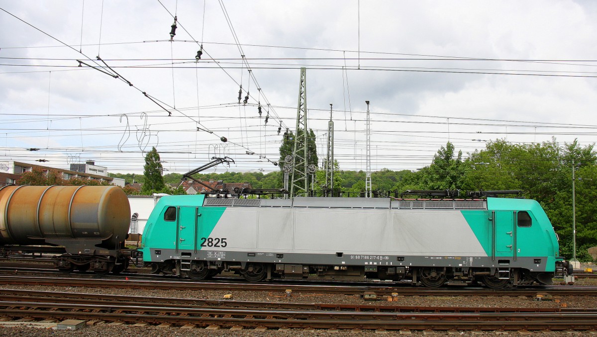 Die Cobra 2825 fährt mit einem langen gemischten Güterzug aus Köln-Gremberg nach Antwerpen-Noord(B),aufgenommen bei der Ausfahrt aus Aachen-West in Richtung Montzen/Belgien. 
Aufgenommen vom Bahnsteig in Aachen-West bei Sonne und Wolken am Nachmittag vom 27.4.2014. 