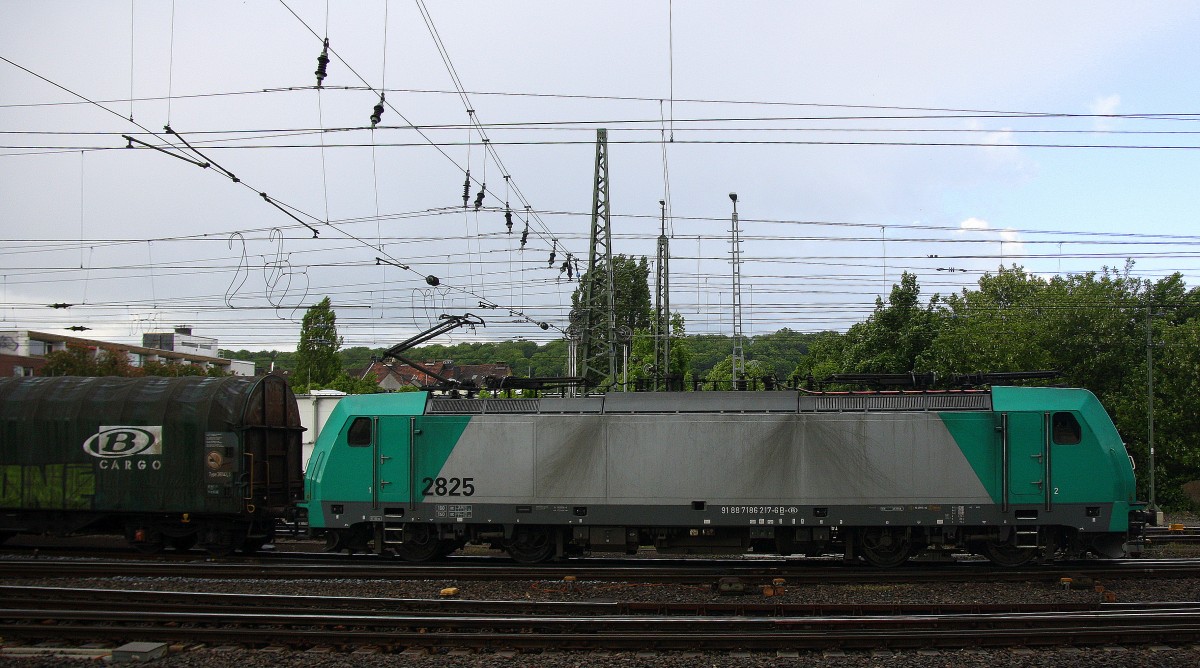 Die Cobra 2825 fährt mit einem langen gemischten Güterzug aus Köln-Gremberg nach Antwerpen-Noord(B),aufgenommen bei der Ausfahrt aus Aachen-West in Richtung Montzen/Belgien. 
Aufgenommen vom Bahnsteig in Aachen-West bei Sonne und Wolken am Abend vom 9.5.2014.