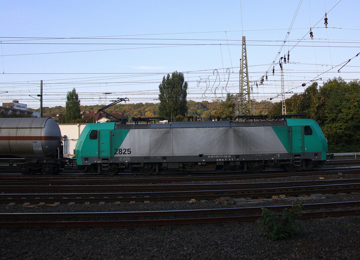 Die Cobra 2825 fährt mit einem kurzen gemischten Güterzug aus Antwerpen-Noord(B) nach Köln-Gremberg bei der Ausfahrt aus Aachen-West und fährt in Richtung Aachen-Schanz,Aachen-Hbf,Köln. 
Aufgenommen vom Bahnsteig in Aachen-West bei schönem Sonnenschein am 22.9.2014. 