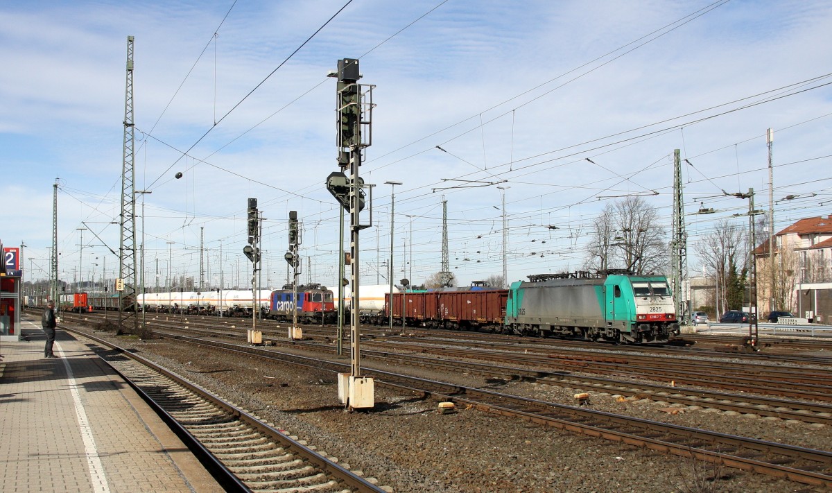 Die Cobra 2825 fährt mit einem langen gemischten Güterzug aus Antwerpen-Noord(B) nach Köln-Gremberg bei der Ausfahrt aus Aachen-West und fährt in Richtung Aachen-Schanz,Aachen-Hbf,Köln. Aufgenommen vom Bahnsteig in Aachen-West. Bei schönem Frühlingswetter am 7.3.2015.