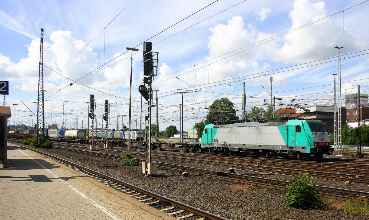 Die Cobra 2825 fährt mit einem langen Containerzug aus Gallarate(I) nach Antwerpen-Oorderen(B), aufgenommen bei der Ausfahrt aus Aachen-West in Richtung Montzen/Belgien. 
Aufgenommen vom Bahnsteig in Aachen-West.
Bei Sonne und Regenwolken am Nachmittag vom 21.6.2015. 