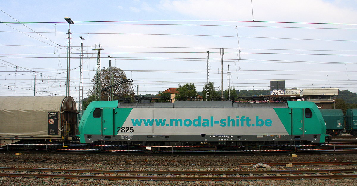 Die Cobra 2825 fährt mit einem Güterzug aus Köln-Gremberg(D) nach Belgien bei der Ausfahrt aus Aachen-West und fährt in Richtung Montzen/Belgien.
Aufgenommen vom Bahnsteig in Aachen-West.
Am Nachmittag vom 15.9.2016.