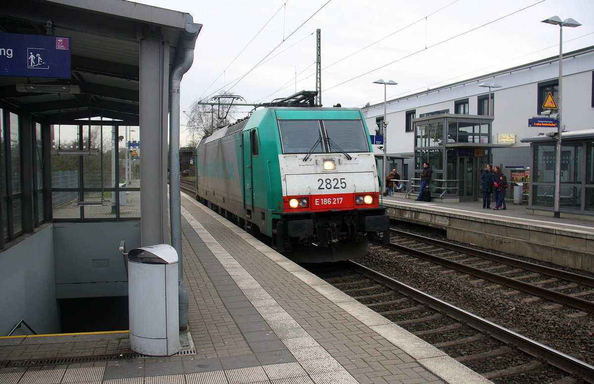 Die Cobra 2825 kommt als Lokzug aus Aachen-West(D) nach Millingen(D)  und kommt aus Richtung Aachen-Hbf,Aachen-Schanz,Aachen-West,Laurensberg,Richterich,Kohlscheid,Herzogenrath,Palenberg,Zweibrüggen,Frelenberg,Geilenkirchen,Süggerrath,Lindern,Brachelen,Hückelhoven-Baal,Baal und fährt durch Erkelenz in Richtung Herrath,Beckrath,Wickrath,Rheydt-Hbf,Mönchengladbach-Hbf. 
Aufgenommen vom Bahnsteig 2 in Erkelenz.
Bei Wolken am Nachmittag vom 17.3.2017.