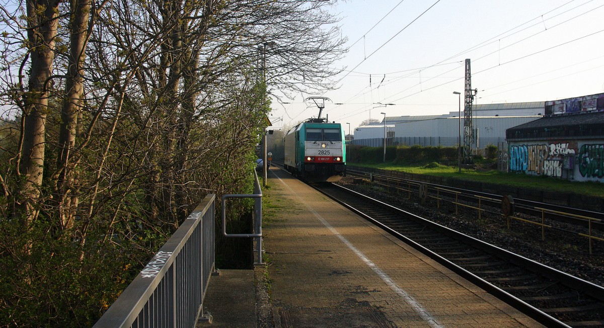Die Cobra 2825 kommt als Lokzug die Kohlscheider-Rampe hoch aus Richtung Neuss und fährt in Richtung Aachen-West und fährt durch Kohlscheid bei schönem Sonnenschein am Morgen vom 16.4.2015.