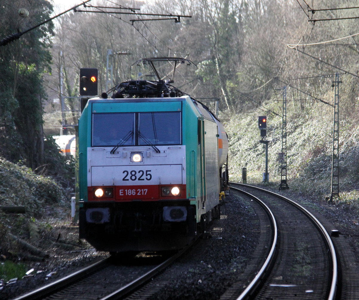 Die Cobra 2825 kommt aus Richtung Köln,Aachen-Hbf und fährt durch Aachen-Schanz mit einem Güterzug aus Köln-Gremberg(D) nach Antwerpen-Noord(B) und fährt in Richtung Aachen-West. Aufgenommen vom Bahnsteig von Aachen-Schanz.
Am Morgen vom 19.3.2019.