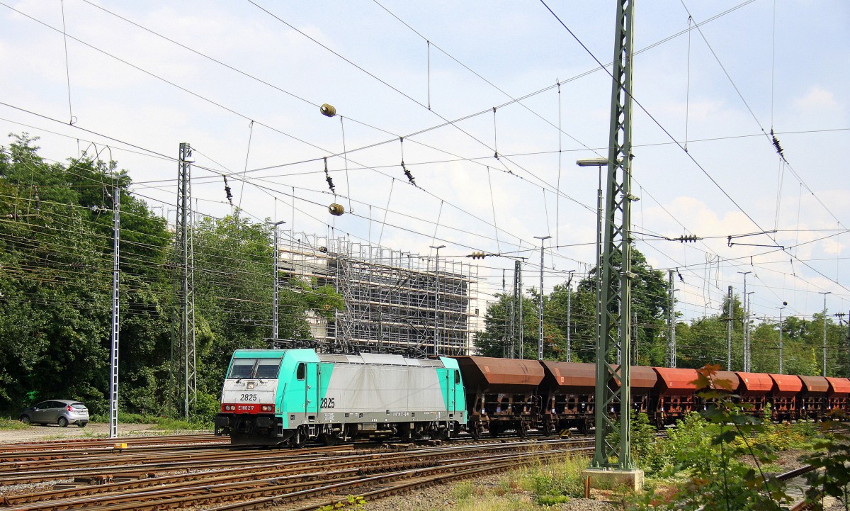 Die Cobra 2825 kommt aus Richtung Montzen/Belgien mit einem langen Kohlenzug aus Gent-Zeehaven(B) nach Garching(D) und fährt in Aachen-West ein. 
Aufgenommen vom Bahnsteig in Aachen-West bei  schönem Sonnenschein am 5.8.2014. 