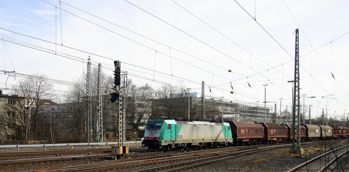 Die Cobra 2825 kommt aus Richtung Montzen/Belgien mit einem langen gemischten Güterzug aus Antwerpen-Noord(B) nach Köln-Gremberg und fährt in Aachen-West ein. Aufgenommen vom Bahnsteig in Aachen-West. Bei schönem Frühlingswetter am 7.3.2015.