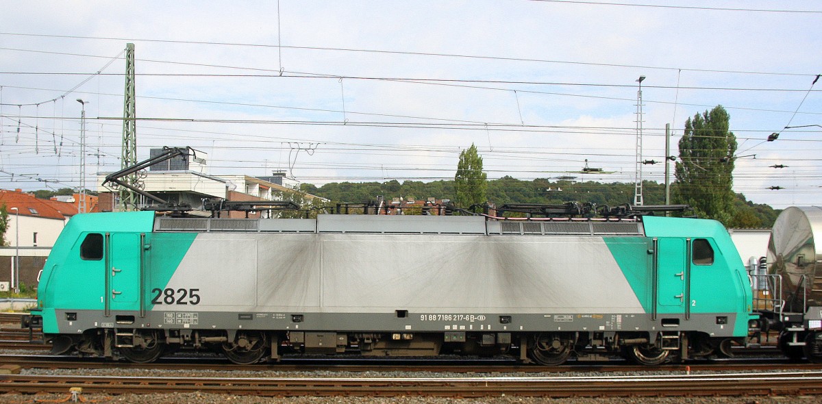 Die Cobra 2825 kommt aus Richtung Köln,Aachen-Hbf,Aachen-Schanz mit einem Kesselzug aus Ludwigshafen-BASF nach Antwerpen-BASF(B) und fährt in Aachen-West ein. Aufgenommen vom Bahnsteig in Aachen-West. Bei Sonne und Wolken am Nachmittag vom 20.9.2015. 
Und das ist mein 5000tes Bahnbild bei http://WWW.Bahnbilder de. 