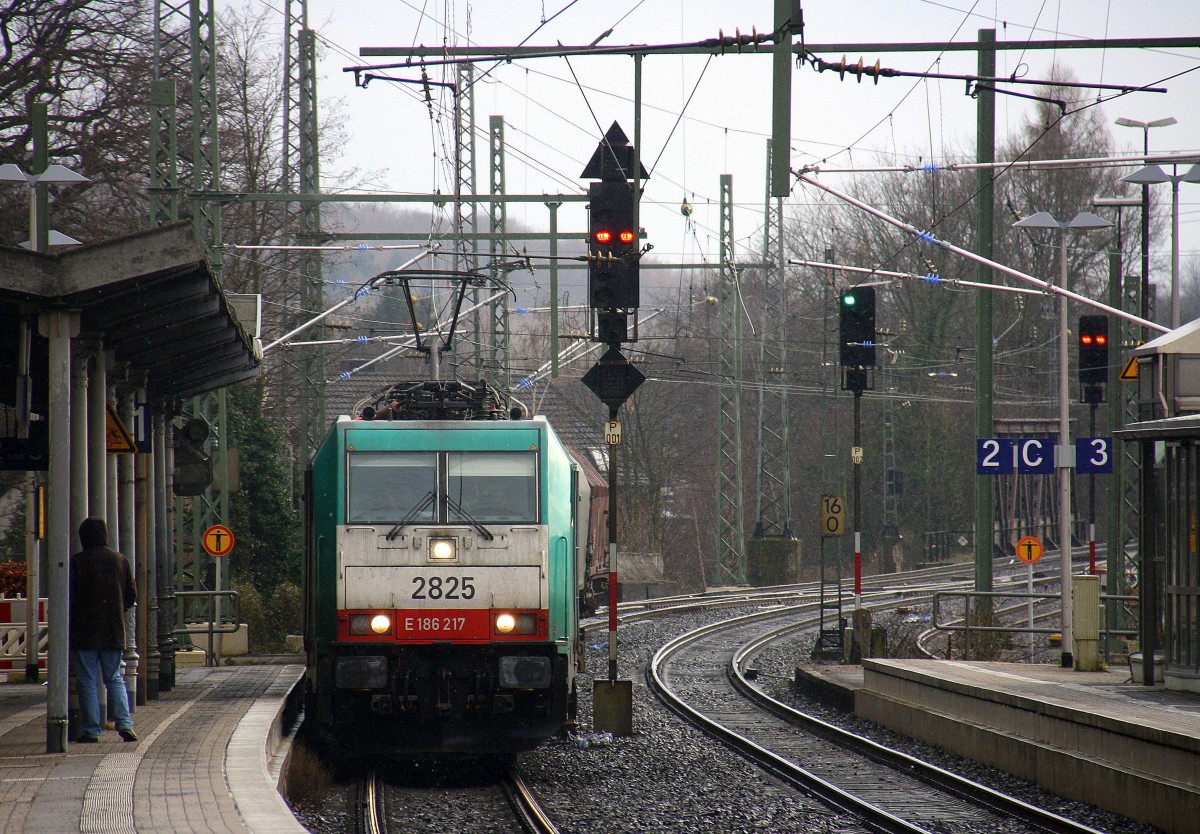 Die Cobra 2825 kommt aus Richtung Aachen-West,Laurensberg,Richterich,Kohlscheid mit einem Coilzug aus Kinkempois(B) nach Pirna(D) und fährt durch Herzogenrath in Richtung Hofstadt,Finkenrath,Rimburg,Übach-Palenberg,Zweibrüggen,Frelenberg,Geilenkirchen,Süggerrath,Lindern,Brachelen,Hückelhoven-Baal,Baal,Erkelenz,Herrath,Beckrath,Wickrath,Rheydt,Mönchengladbach.
Aufgenommen am Bahnhof von Herzogenrath.
Bei Schneeschauer am Kalten Nachmittag vom 25.2.2016.