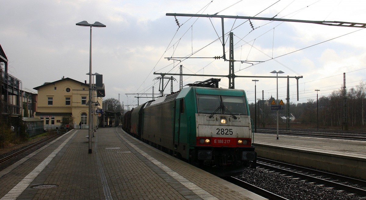 Die Cobra 2825 kommt aus Richtung Aachen-West,Laurensberg,Richterich,Kohlscheid mit einem Coilzug aus Kinkempois(B) nach Pirna(D) und fährt durch Herzogenrath in Richtung Hofstadt,Finkenrath,Rimburg,Übach-Palenberg,Zweibrüggen,Frelenberg,Geilenkirchen,Süggerrath,Lindern,Brachelen,Hückelhoven-Baal,Baal,Erkelenz,Herrath,Beckrath,Wickrath,Rheydt,Mönchengladbach. 
Aufgenommen am Bahnhof von Herzogenrath. 
Bei Schneeschauer am Kalten Nachmittag vom 25.2.2016.