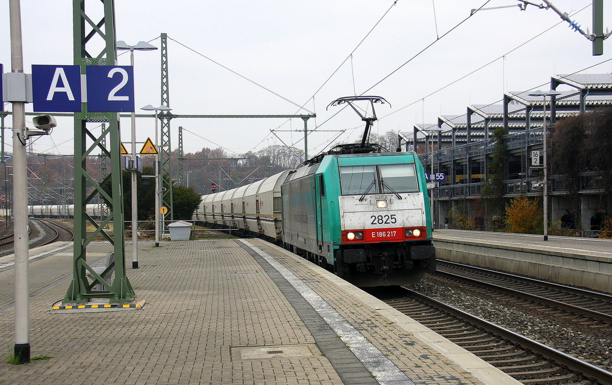 Die Cobra 2825 kommt durch Herzogenrath mit einem Kalkleerzug aus Millingen(D) nach Yves-Gomezee(B)  und fährt in Richtung Kohlscheid,Richterich,Laurensberg,Aachen-West. 
Aufgenommen am Bahnhof von Herzogenrath. 
Bei Wolken am Mittag vom 26.11.2016.