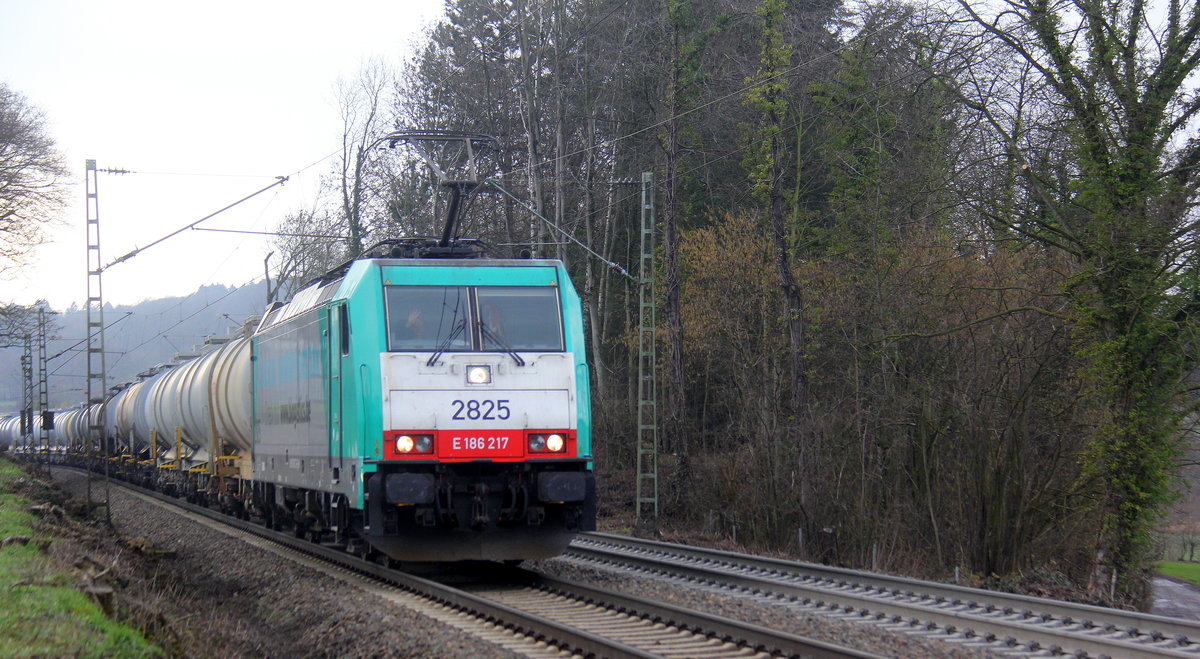 Die Cobra 2825 kommt die Gemmenicher-Rampe herunter nach Aachen-West mit einem Kesselzug aus Antwerpen-Kanaaldok(B) nach Millingen-Solvay(D). 
Aufgenommen an der Montzenroute am Gemmenicher-Weg. 
Bei Sonne und Regenwolken am Nachmittag vom 22.2.2019. 