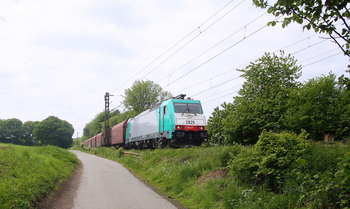Die Cobra 2825 kommt die Gemmenicher-Rampe herunter nach Aachen-West mit einem Kurzen Coilzug aus Kinkempois(B) nach Köln-Gremberg. 
Aufgenommen an der Montzenroute am Gemmenicher-Weg.
Bei Sonne und Wolken am Mittag vom 15.5.2015.