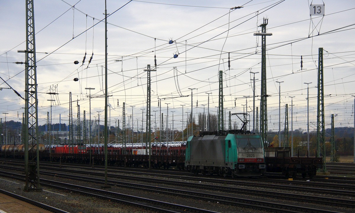 Die Cobra 2825 rangiert in Aachen-West. 
Aufgenommen vom Bahnsteig in Aachen-West. 
Bei Sonne und Regenwolken am Vormittag vom 15.11.2014.