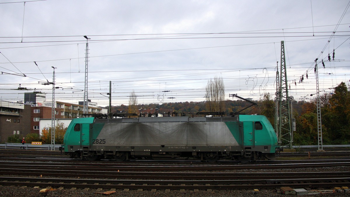 Die Cobra 2825 rangiert in Aachen-West. 
Aufgenommen vom Bahnsteig in Aachen-West. 
Bei Sonne und Regenwolken am Vormittag vom 15.11.2014.