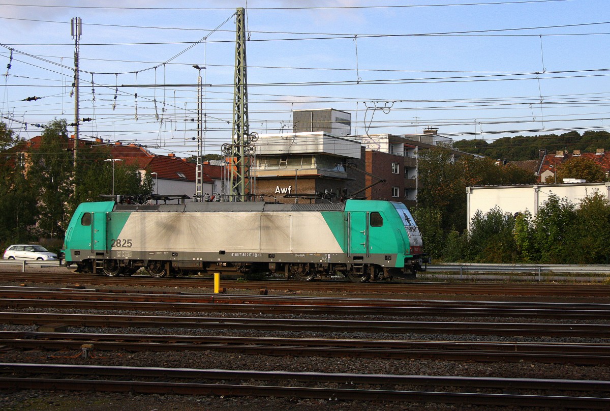 Die Cobra 2825  rangiert in Aachen-West. 
Aufgenommen vom Bahnsteig in Aachen-West. 
In der Abendsonne am Abend vom 25.9.2015.