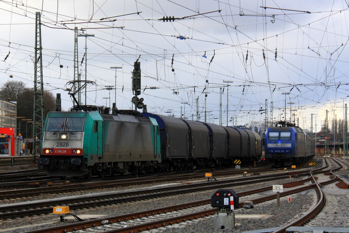 Die Cobra 2826 fährt  mit einem Kurzen Coilzug aus Linz-Voestalpine(A) nach Gent-Zeehaven(B) bei der Ausfahrt aus Aachen-West und fährt in Richtung Montzen/Belgien und auf dem Nebengleis eine 145 CL-204 von Crossrail steht mit 8 E-Loks von Crossrail stehen auf dem abstellgleis in Aachen-West  bei Sonne und Regenwolken am Nachmittag vom 16.2.2014.