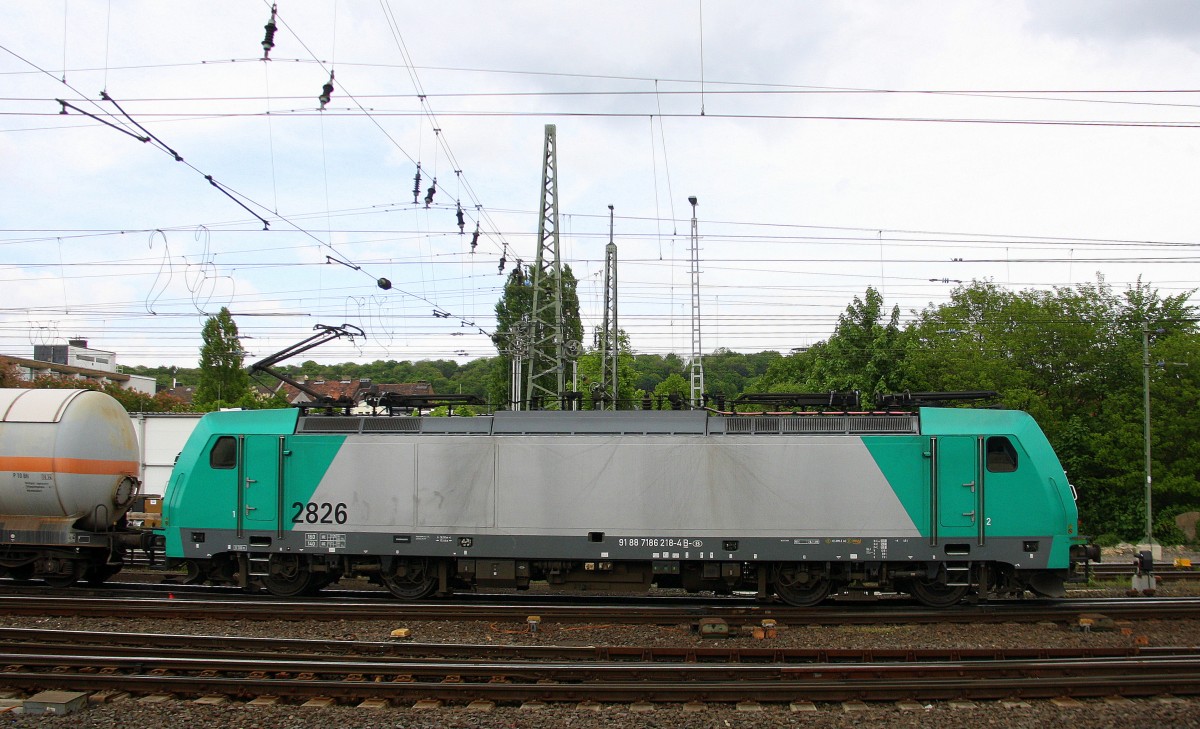 Die Cobra 2826 fährt mit einem langen Kesselzug aus Ludwigshafen-BASF nach Antwerpen-BASF(B).
Ab Zugende ist die Cobra 2831 als Schubhilfe von Aachen-West zum Gemmenicher-Tunnel bei der Ausfahrt in Aachen-West.
Aufgenommen vom Bahnsteig in Aachen-West bei Sonne und Wolken am Nachmittag vom 27.4.2014. 