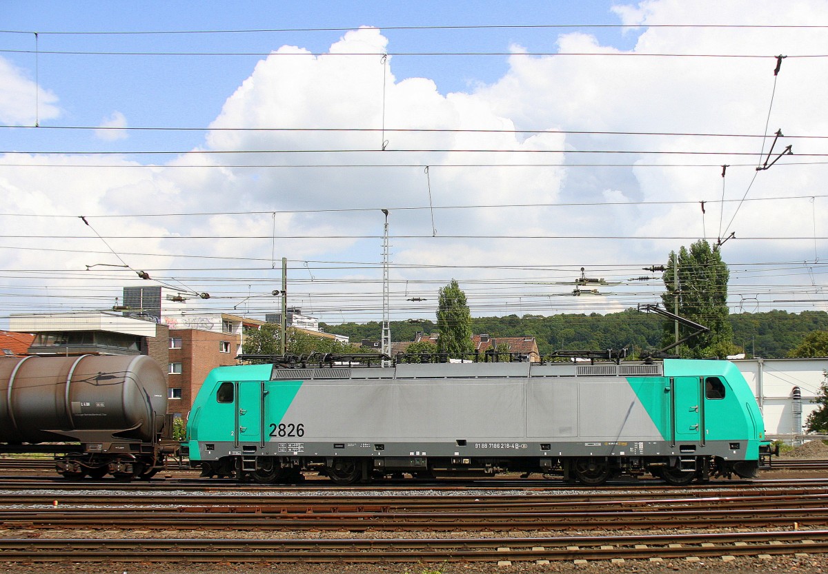 Die Cobra 2826 fährt mit einem langen Ölleerzug aus Basel(CH) nach Antwerpen-Petrol(B) bei der Ausfahrt in Aachen-West und fährt in Richtung Montzen/Belgien.
 Aufgenommen vom Bahnsteig in Aachen-West bei schönem Sonnenschien am 5.8.2014. 