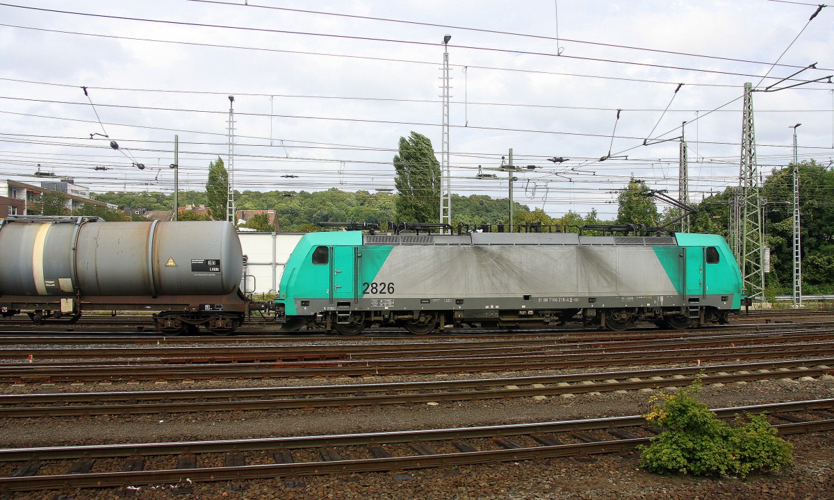 Die Cobra 2826 fährt mit einem langen gemischten Güterzug aus Köln-Gremberg nach Antwerpen-Noord(B) bei der Ausfahrt aus Aachen-West in Richtung Montzen/Belgien. 
Aufgenommen vom Bahnsteig in Aachen-West.
Bei Regenwolken am Nachmittag vom 13.9.2015.