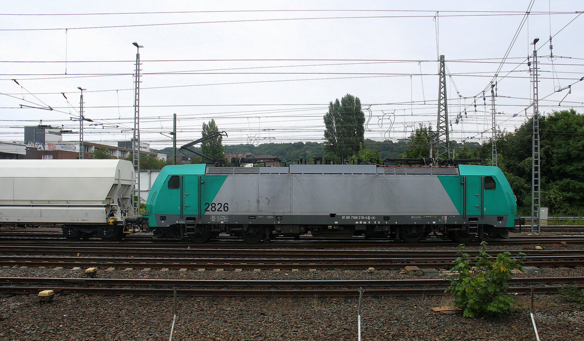 Die Cobra 2826 fährt mit einem Kalkleerzug aus Millingen(D) nach Yves-Gomezee(B) bei der Abfahrt aus Aachen-West und fährt in Richtung Montzen/Belgien. Aufgenommen vom Bahnsteig in Aachen-West. 
Am Nachmittag vom 29.8.2016.