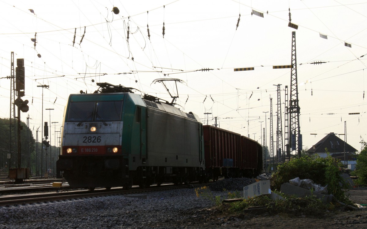 Die Cobra 2826 fhrt mit einem Kurzen Schrottzug aus sterreich nach Belgien bei der Ausfahrt von Aachen-West und fhrt in Richtung Montzen/Belgien in der Abendstimmung am einem schnem Sommerabend vom 16.7.2013.