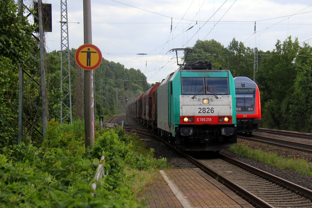 Die Cobra 2826 kommt als Umleiter aus Richtung Aachen-West mit einem Kurzen Coilzug aus Kinkempois(B) nach Köln-Gremberg(D) und fährt durch Kohlscheid in Richtung Herzogenrath,Mönchengladbach. 
Aufgenommen vom Bahnsteig 1 in Kohlscheid. 
Bei Sonne und Wolken am Nachmittag vom 21.6.2018. 