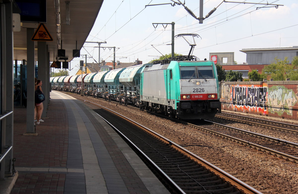 Die Cobra 2826 kommt als Umleiter mit einem schweren Kalkzug aus Hermalle-Huy(B) nach Oberhausen-West(D) und kommt aus Richtung Aachen-West,Aachen-Schanz,Aachen-Hbf,Aachen-Rothe-Erde,Stolberg-Hbf(Rheinland)Eschweiler-Hbf,Langerwehe,Düren,Merzenich,Buir,Horrem,Sindorf,Kerpen und fährt durch Köln-Ehrenfeld in Richtung Köln-Nippes,Köln-Longerich,Köln-Chorweiler,Köln-Worringen,Dormagen-Bayerwerk,Dormagen,Nievenheim,Neuss-Allerheiligen,Norf,Neuss-Süd,Neuss-Hbf,Neuss-Gbf,Meerbusch-Osterath,Krefeld-Oppum,Krefeld-Linn,Krefeld-Uerdingen,Krefeld-Hohenbudberg-Chempark,Duisburg-Rheinhausen,Duisburg-Rheinhausen-Ost,Duisburg-Hochfeld-Süd.
Aufgenommen vom Bahnsteig 3 in Köln-Ehrenfeld. 
Bei Sommerwetter am Nachmittag vom 26.7.2018.