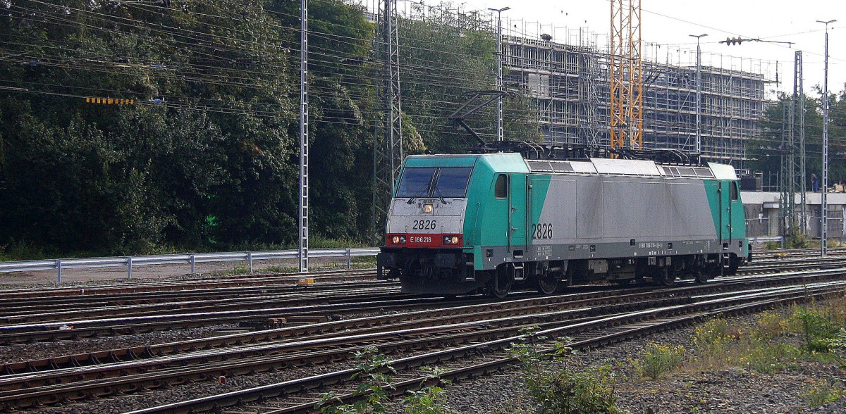 Die Cobra 2826 kommt als Lokzug aus Montzen(B) und fährt in Aachen-West ein.
Aufgenommen vom Bahnsteig in Aachen-West bei Sonne und Wolken am Mittag vom 20.9.2014. 