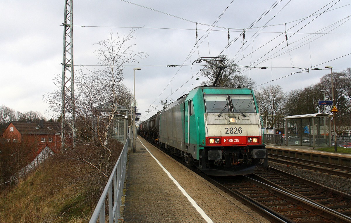 Die Cobra 2826 kommt als Umleiter die Kohlscheider-Rampe hoch mit einem lagen  	Ölleerzug aus Basel-SBB(CH) nach Antwerpen-Petrol(B) und fährt durch Kohlscheid in Richtung Richterich,Laurensberg,Aachen-West. Aufgenommen von Bahnsteig 2 in Kohlscheid. 
Bei Sonne und Wolken am Kalten Nachmittag vom 8.3.2016.