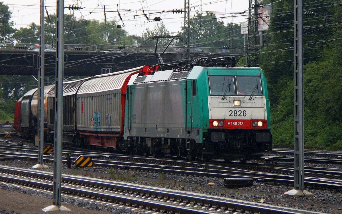 Die Cobra 2826 kommt aus Richtung Köln,Aachen-Hbf mit einem langen gemischten Güterzug aus Köln-Gremberg nach Antwerpen-Noord(B) und fährt in Aachen-West ein.
Bei Regenwetter am Nachmittag vom 29.6.2014.