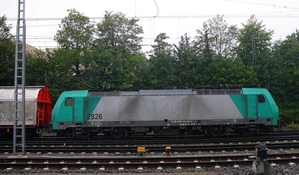 Die Cobra 2826 kommt aus Richtung Köln,Aachen-Hbf mit einem langen gemischten Güterzug aus Köln-Gremberg nach Antwerpen-Noord(B) und fährt in Aachen-West ein. Bei Regenwetter am Nachmittag vom 29.6.2014.