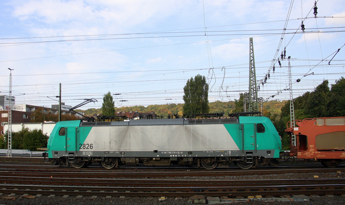 Die Cobra 2826 kommt aus Richtung Montzen/Belgien mit einem langen Autoleerzug aus Zeebrugge(B) nach Eisenach(D) und fährt in Aachen-West ein.
Aufgenommen vom Bahnsteig in Aachen-West bei schöner Abendsonne  am Abend vom 1.10.2014.