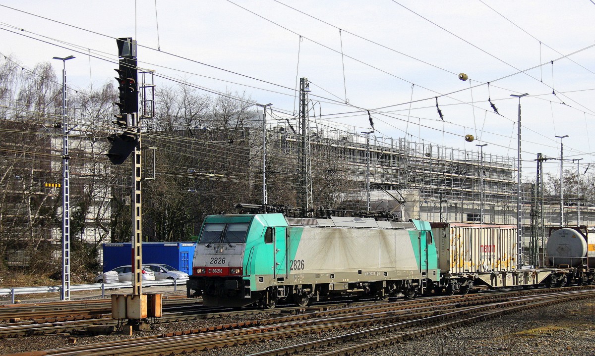 Die Cobra 2826 kommt aus Richtung Montzen/Belgien mit sehr langen Containerzug aus Antwerpen-BASF(B) nach Gallarate(I) und fährt in Aachen-West ein. Aufgenommen vom Bahnsteig in Aachen-West. Bei schönem Frühlingswetter am 7.3.2015.