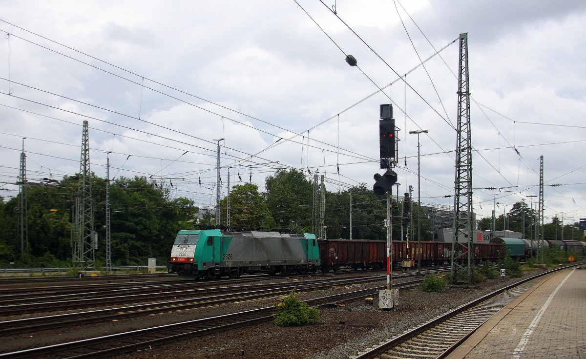 Die Cobra 2826  kommt aus Richtung Köln,Aachen-Hbf mit einem langen gemischten Güterzug aus Köln-Gremberg nach Antwerpen-Noord(B) und fährt in Aachen-West ein. Aufgenommen vom Bahnsteig in Aachen-West.
Bei Regenwolken am Nachmittag vom 13.9.2015.