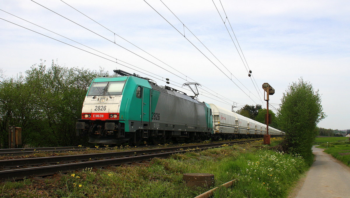 Die Cobra 2826  kommt aus Richtung Aachen-West und fährt die Gemmenicher-Rampe hochgefahren mit einem langen Kalkleerzug aus Millingen(D) nach Yves-Gomezee(B) und fährt in Richtung Montzen/Belgien. 
Aufgenommen an der Montzenroute am Gemmenicher-Weg.
Bei Sonne und Wolken am Nachmittag vom 9.5.2016.