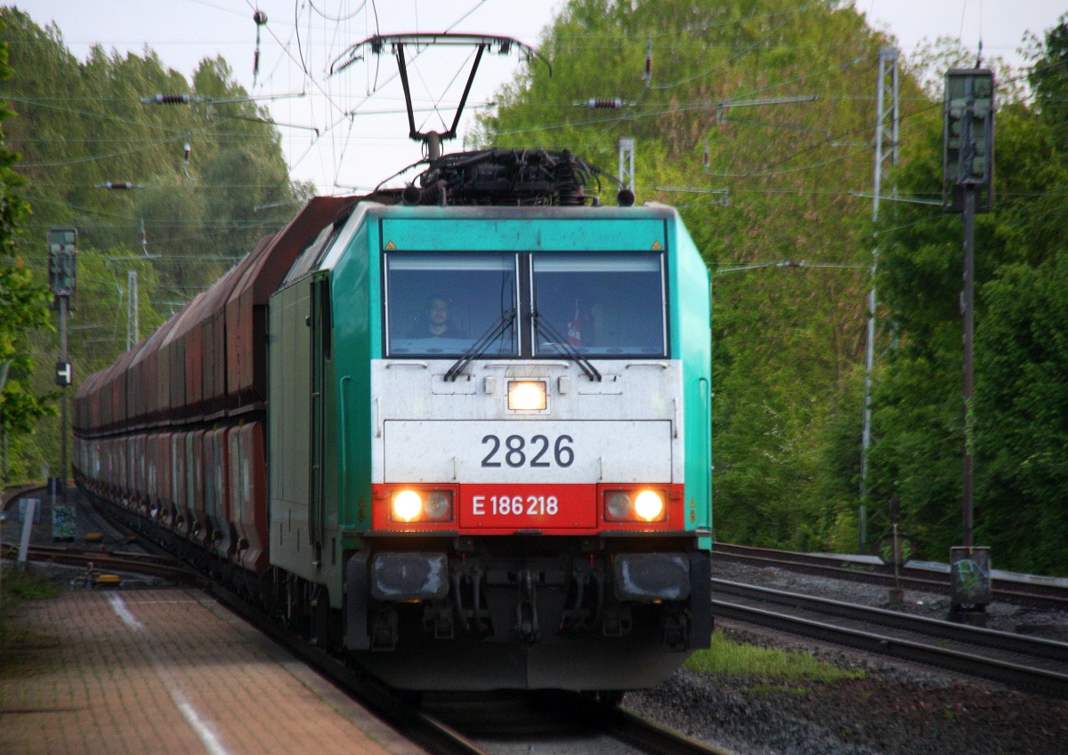 Die Cobra 2826 kommt durch Kohlscheid aus Richtung Aachen-West mit eienem langen Kalkzug aus Yves-Gomezée(B) nach Millingen und fährt Richtung Herzogenrath,Neuss bei Sonne und Wolken am Abend vom 9.5.2014.