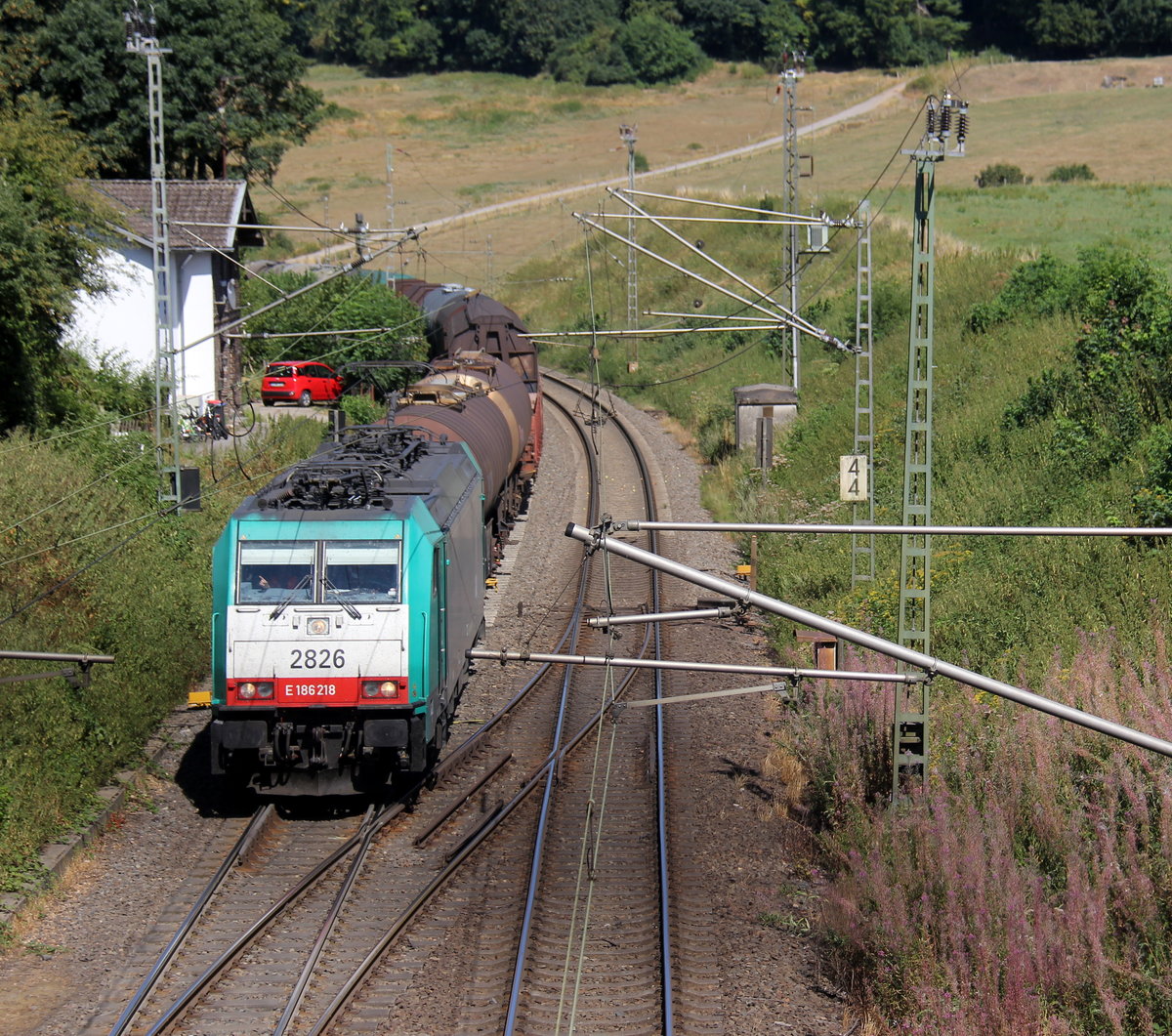 Die Cobra 2826 kommt die Gemmenicher-Rampe hochgefahren aus Aachen-West mit einem lagen gemischten Güterzug aus Köln-Gremberg nach Antwerpen-Noord(B) und fährt gleich in den Gemmenicher-Tunnel hinein und fährt in Richtung Montzen/Vise(B). 
Aufgenommen in Reinartzkehl an der Montzenroute.
Bei Sommerwetter am Nachmittag vom 5.8.2018.
